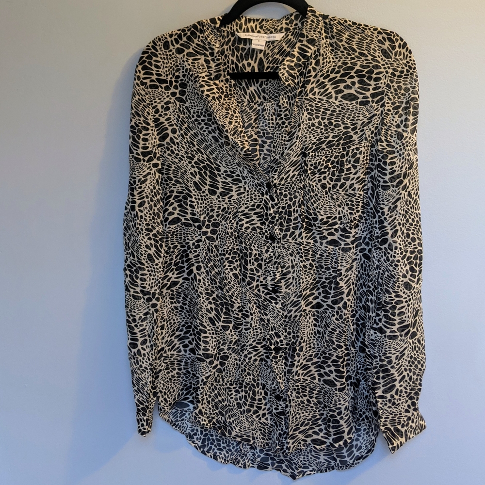 Diane von Furstenburg Black and White Patterned Silk Buttoned Blouse